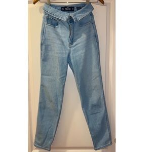 Hollister Ultra High-Rise Mom Jean